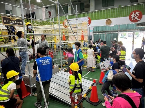 「職安小英雄體驗營」小朋友體驗施工架垂降防墜