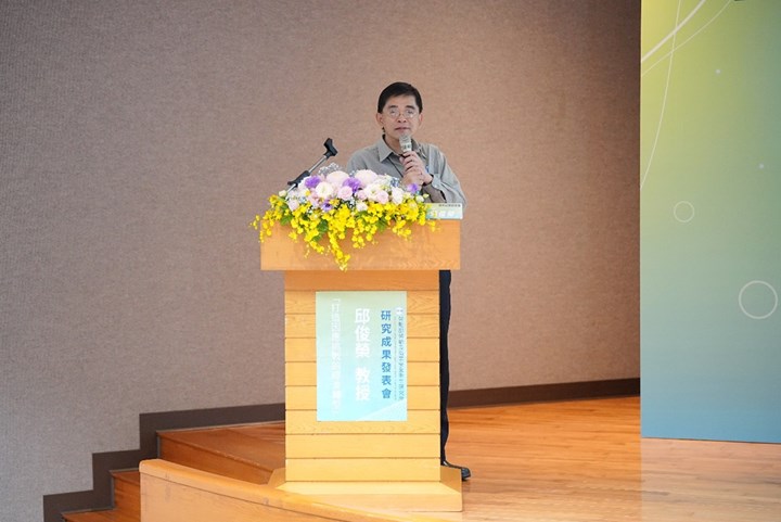 圖片2-專題講座 邱俊榮教授-以「打造因應挑戰的經濟轉型」為題，進行專題演講