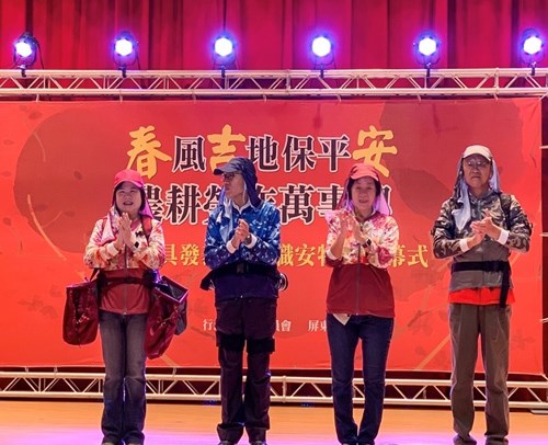 On November 20, 2021, the Pingtung County government held the "Good Climate & Environment Keeping Us Safe, Full Prosperity in All Our Agricultural Laboring ─ New Agricultural Assistive Devices Product Launch and Occupational Safety and Health Special Exhibition." The opening ceremony was hosted by MOL Minister Hsu Ming-Chun, Council of Agriculture Executive Yuan Deputy Minister Tian-Shou Chen, Pingtung County Government Deputy Magistrate Li-Hsueh Wu, and Executive Yuan Southern Taiwan Joint Services Center Deputy Executive Director Wen-Liang Chen.