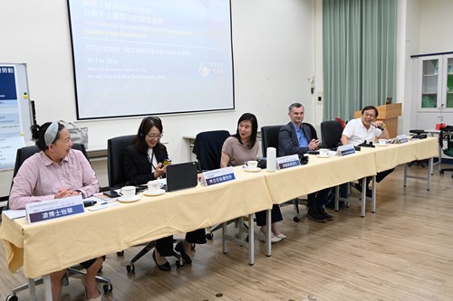 會中與談人熱絡愉快交流