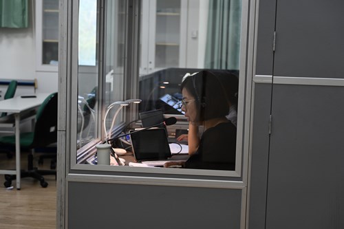 專業同步口譯人員場現進行同步翻譯