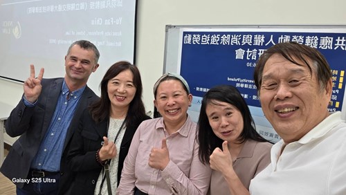 主持人及與談人開心自拍照
