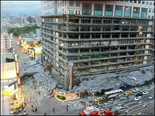 圖1台中市金典酒店外牆施工架倒塌情形