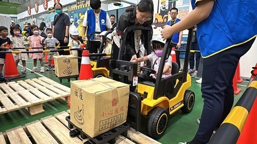 「職安小英雄體驗營」小朋友體驗堆高機